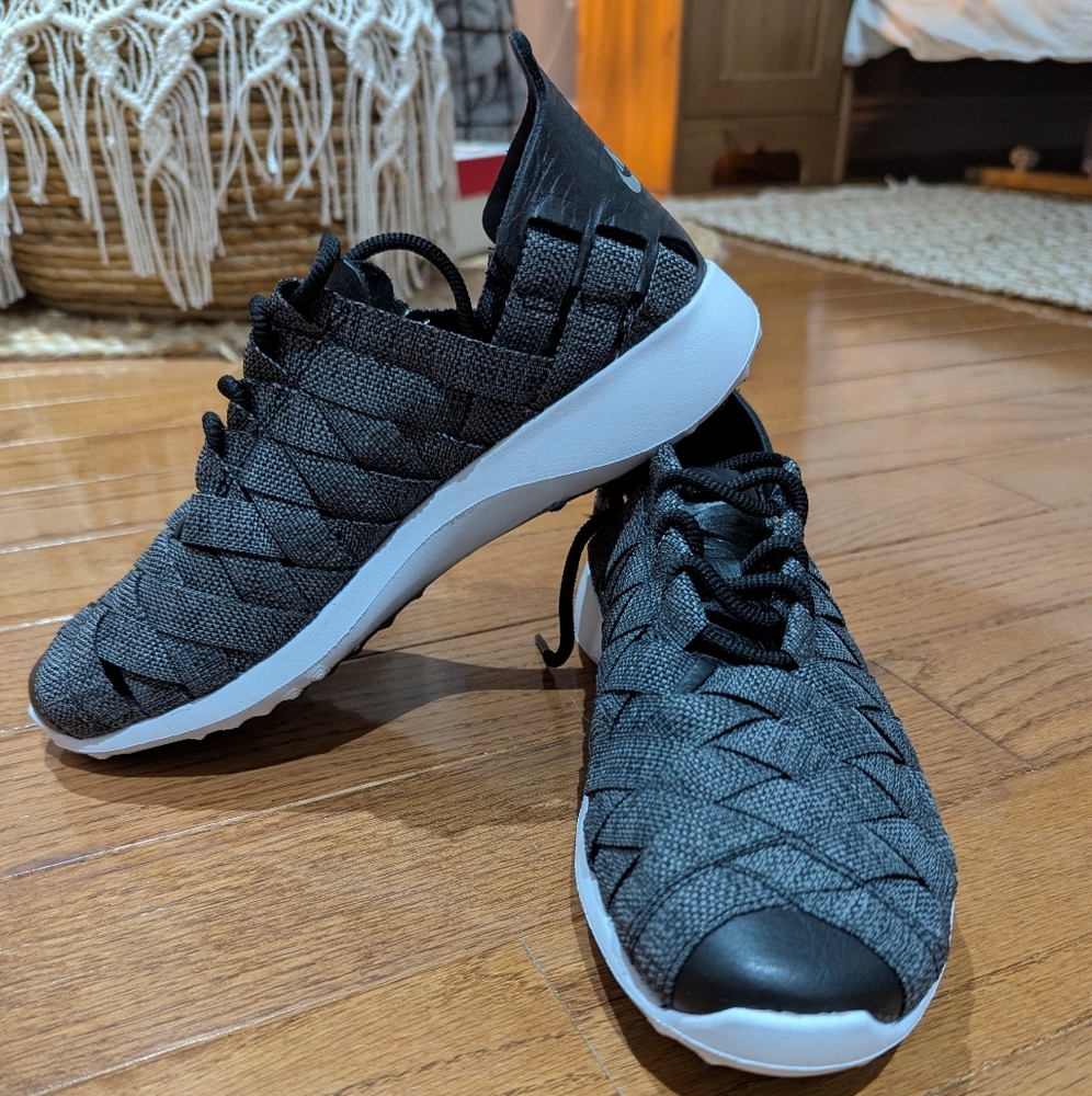 Nike Running Shoes 7.5 (Brand New Never Worn)
